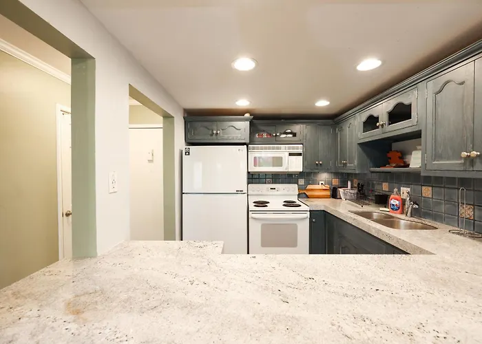 Chic Condo Steps From Petco Park
