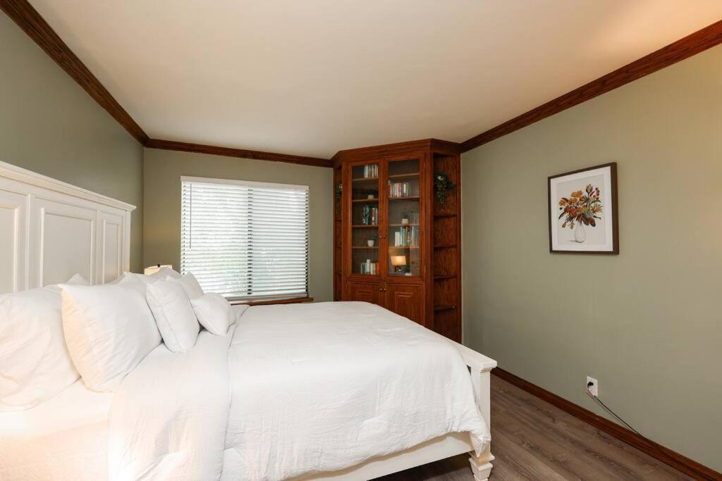 Chic Steps From Petco Park Apartment *